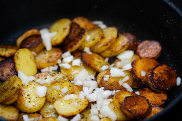 frische Bratkartoffeln mit Zwiebeln uns Speck