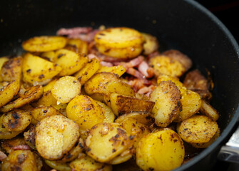 frische Bratkartoffeln mit Zwiebeln uns Speck