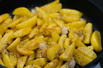 frische Bratkartoffeln mit Zwiebeln uns Speck