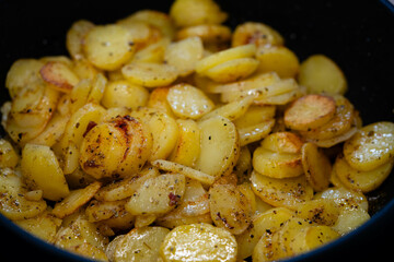 frische Bratkartoffeln mit Zwiebeln uns Speck