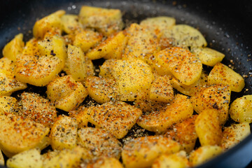 frische Bratkartoffeln mit Zwiebeln uns Speck