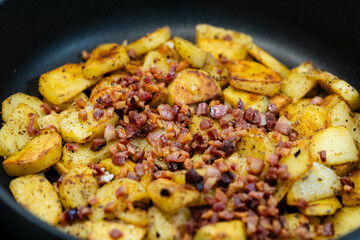 frische Bratkartoffeln mit Zwiebeln uns Speck