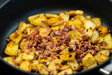 frische Bratkartoffeln mit Zwiebeln uns Speck