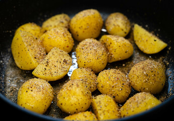 frische Bratkartoffeln mit Zwiebeln uns Speck