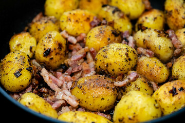 frische Bratkartoffeln mit Zwiebeln uns Speck