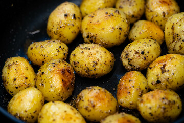 frische Bratkartoffeln mit Zwiebeln uns Speck
