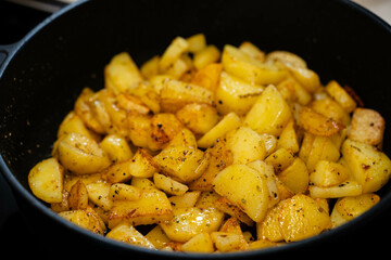 frische Bratkartoffeln mit Zwiebeln uns Speck