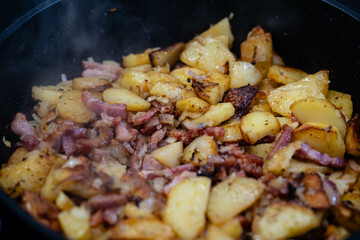 frische Bratkartoffeln mit Zwiebeln uns Speck