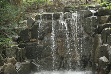 폭포가 흐르는 개울가의 시냇물처럼 흐르는 물과 돌이 어우러진 가을 냇가의 풍경