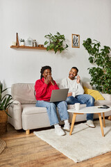 Obraz premium A couple enjoys quality time together on the couch, laughing and connecting warmly at home.