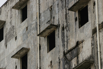 A long-abandoned building in the middle of the street