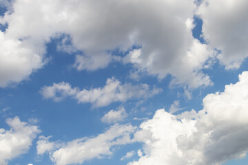 Obraz premium A serene sky filled with fluffy clouds and a vibrant blue backdrop, perfect for conveying tranquility and peace.
