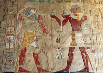 Obraz premium Wall painting of the god Horus, Temple of Hatshepsut, Deir el-Bahari Egypt 