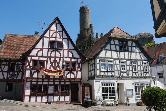 Fachwerkh&auml;user und Turm der Burg Eppstein im Taunus