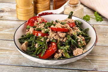 Salad with canned tuna and beans