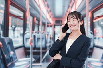 バスに乗って通勤をする若い女性