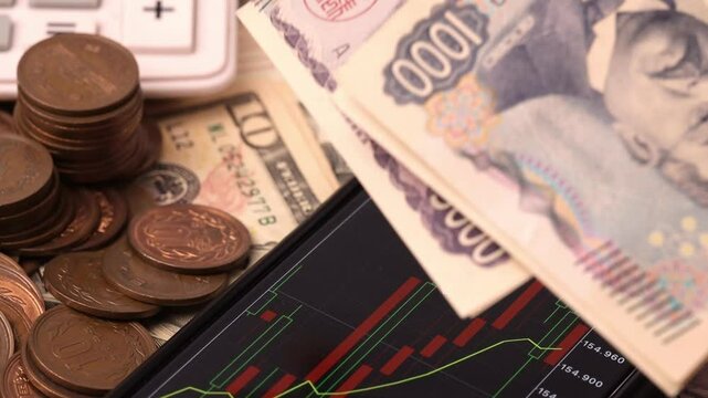 お金を手にする男性、スマートフォンで投資、株価チェック、ドルと円