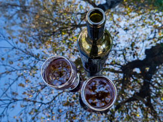 Naklejka premium old bottle on the glass table 