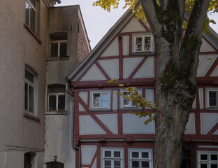 So wohnt Marburg, eng und dunkel kann es sein