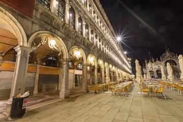 Fototapeta premium Piazza San Marco a Venezia di notte. un paesaggio unico
