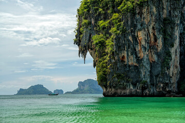Naklejka premium Krabi, Thailand. Travel to the tropical paradise of the Andaman Sea. Islands and beaches of the National Thai Park Krabi 