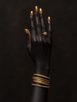 hand einer dunkelh&auml;utigen frau mit goldschmuck antik