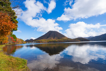  榛名湖から見る秋の榛名山 群馬県渋川市