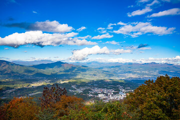 Naklejka premium 秋の榛名山 高根展望台から見る伊香保温泉と遠方の山々 群馬県渋川市 