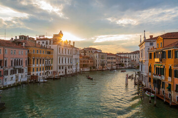 La laguna di Venezia al tramonto. Gondole al Canal grande.