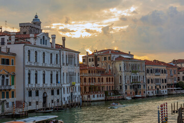 Fototapeta premium Venezia al tramonto. Gondole in Canal grande