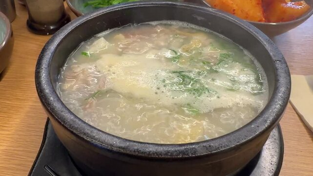 끓고있는 국밥
