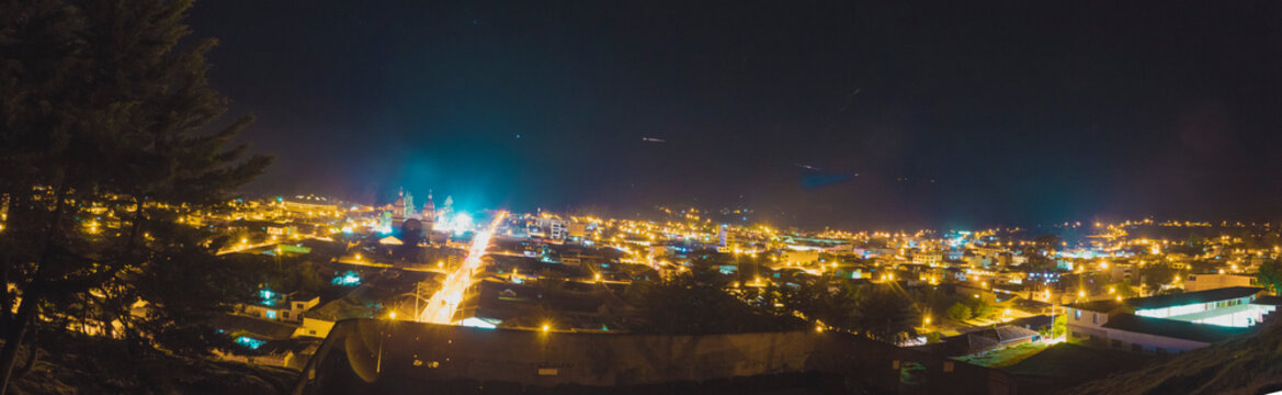 vista panor&aacute;mica del pueblo de Celend&iacute;n, una noche con luces reflejando el cielo shilico