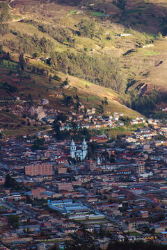 Vista panor&aacute;mica del pueblo de Celendin en Cajamarca, zona urbana de los shilicos