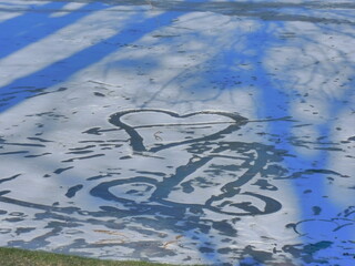 Coeur dessiné sur la neige