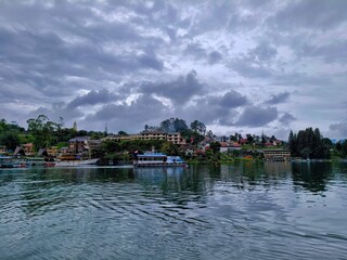 Obraz premium Morning on the edge of Lake Toba with cloudy conditions