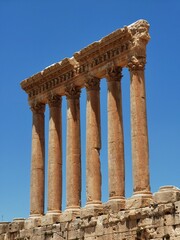 Obraz premium Baalbek is a large archaeological complex encompassing the ruins of an ancient Roman town in eastern Lebanon.