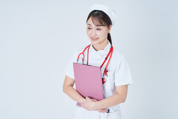 問診する医療スタッフの女性