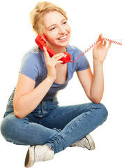 Junge frau telefoniert mit einem analogen Telefon