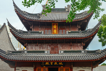 Obraz premium Early summer scenery of the ancient architecture at Qita Buddhist Temple in Ningbo, Zhejiang, China