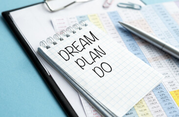 Obraz premium On the letter tablet the text of Dream plan Do and pen, reports.