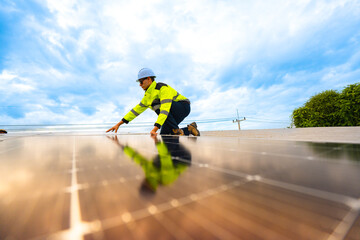Obraz premium A technician in safety gear inspects solar panels on a metal rooftop, holding a tool. The scene emphasizes renewable energy, solar technology, and maintenance of sustainable infrasture.