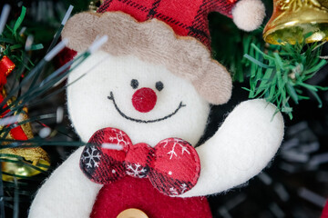 Papai noel de pano na arvore lindo com fundo desfocado e cores vibrantes do natal.