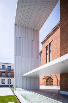 Contemporary hospital architecture integrating classic and modern design