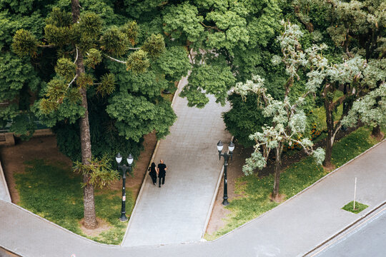 Casal andando no parque em Curitiba