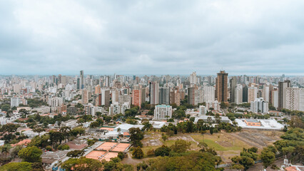 Visão panorâmica de Curitiba serra do mar arranha-céu visto da torre panorâmica