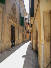 Obraz premium Charming narrow alley in a Mediterranean town