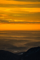 Fototapeta premium Sonnenaufgang Hochlantsch - Blick Weizer Becken - Teichalm - Almenland - Oststeiermark 