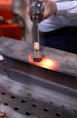 especialista soldando metal con soldador de inducción