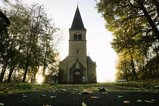 Brunnenkirche in Hofgeismar bei Sonnenaufgang im Herbst
