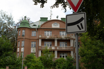 Obraz premium In front of you stands a large brick building that has a prominent sign displayed clearly in front of it for visitors and passersby
